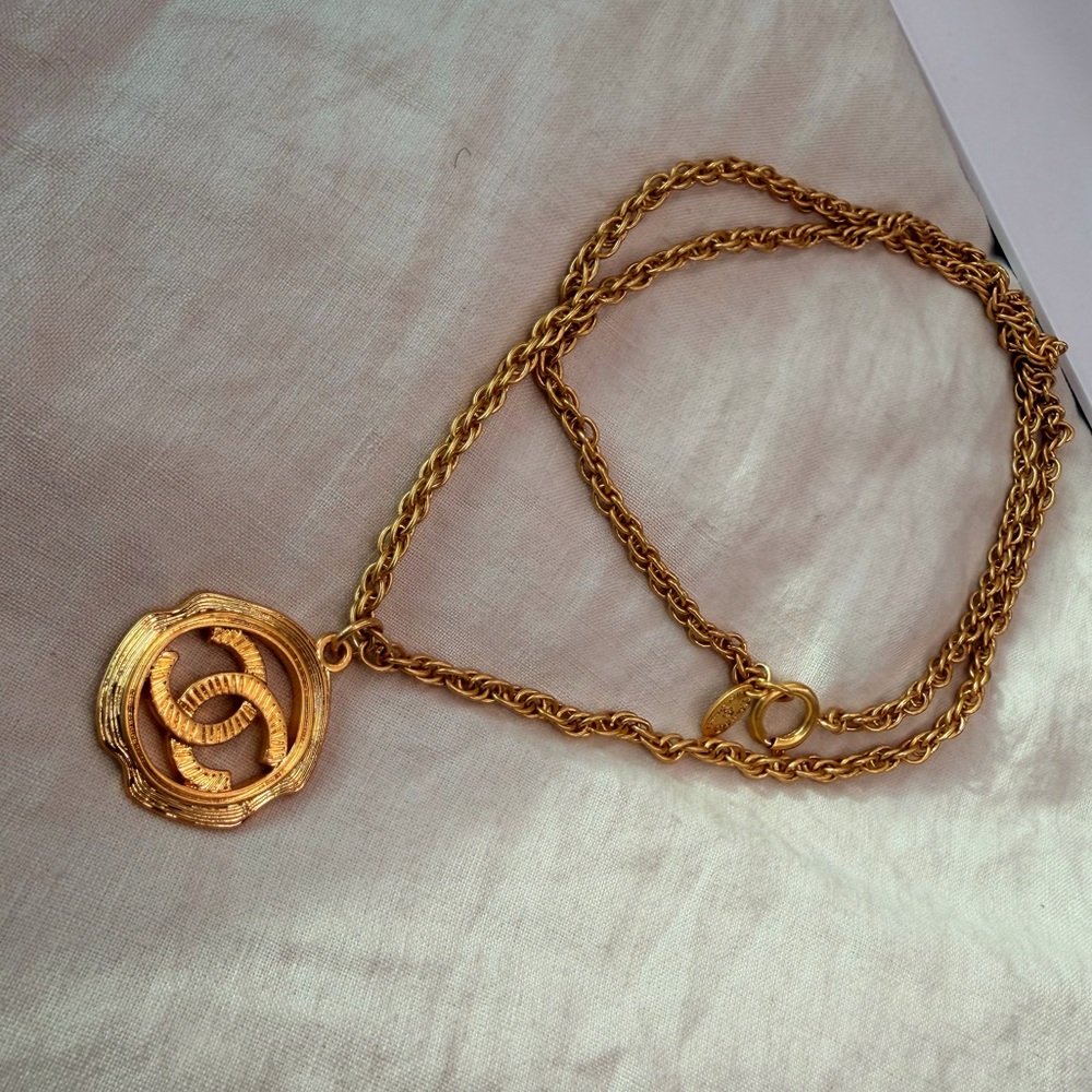 CHANEL Gold-Tone Interlocking CC Pendant Necklace